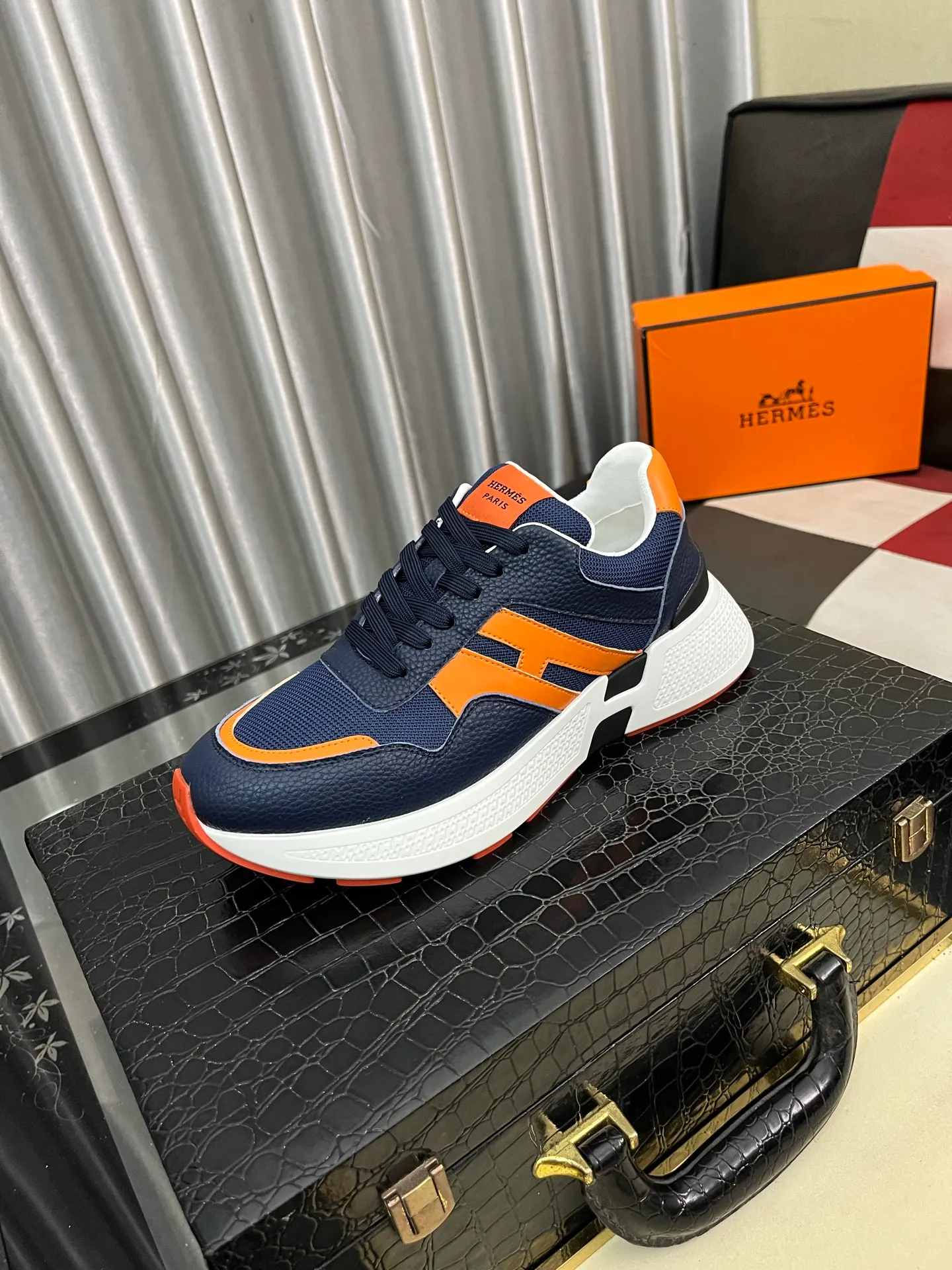 Men's shoes 💰540⌚️⌚️HERMES/Hermès Hugo thick-soled sneakers, casual men's shoes, these sneakers are made of imported first-layer cowhide leather and breathable mesh design. The contrasting color design creates a dynamic and modern shape. The front end of the toe is decorated with natural-color rubber inlays, which is novel and fashionable. The texture is incomparable, with cowhide lining and cowhide foot pads, the upper foot is comfortable and breathable, and the rubber sole is decorated with geometric patterns and iconic "H" details. A very personal one! Size: 38-44